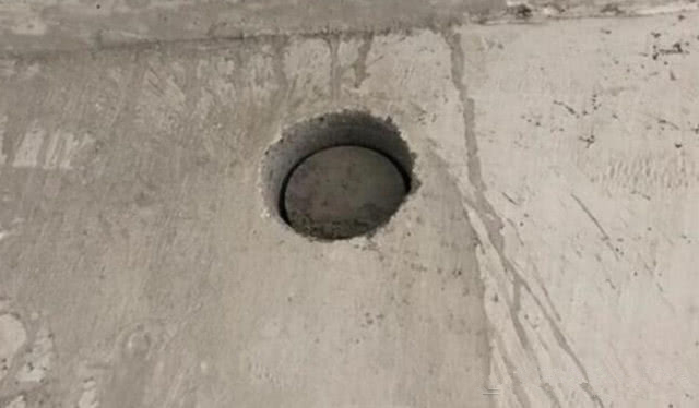 师傅安装空调打孔在房梁上 对房屋结构稳定造成伤害
