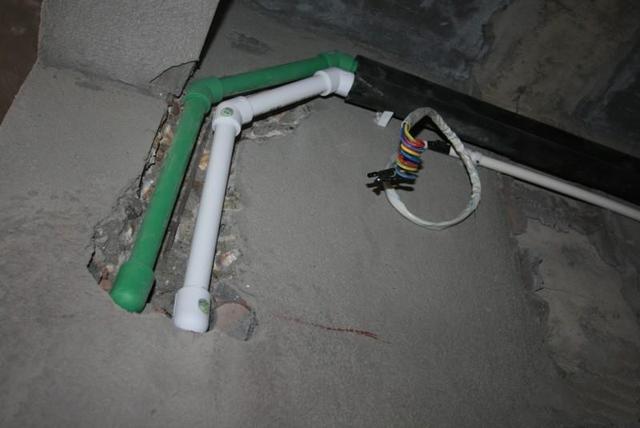 水管该走顶还是走地 差别大了幸亏施工师傅提醒