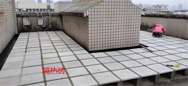 房顶隔热怎么做?水泥沥青过时了掏空隔热砖更好用 房顶隔热怎么做?水泥沥青过时了掏空隔热砖更好用