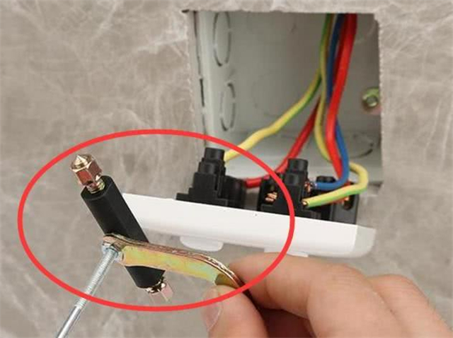 手工绞合电线又累又慢 电钻接线法安全省事