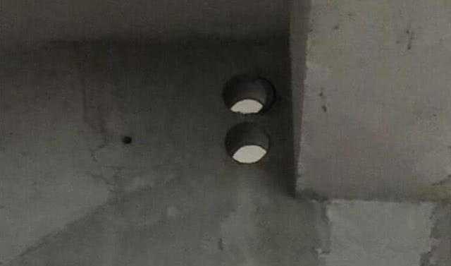师傅安装空调打孔在房梁上 对房屋结构稳定造成伤害