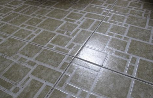 地板砖鼓起来