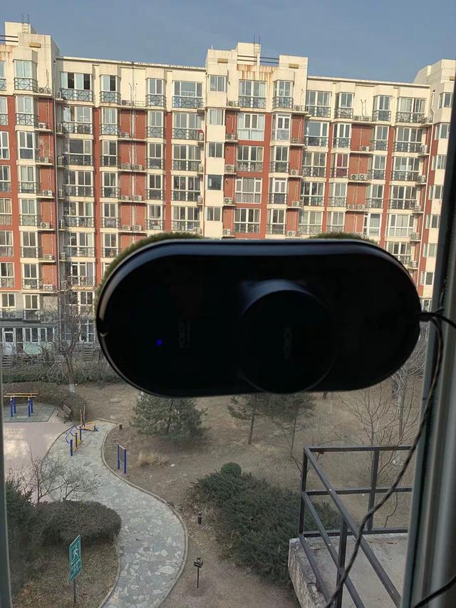 家住高层,窗外玻璃实在难清理!我买个擦窗机器人,邻居抢着借用