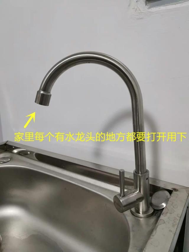 出差一个月家里水费欠100多，师傅好心提醒，别让水表偷走你的钱
