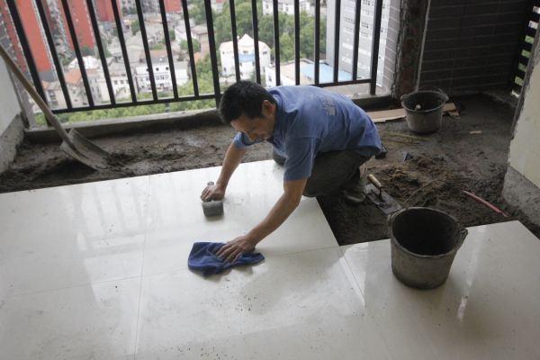 现代家居瓷砖铺贴都不用水泥了 他们都用这种材料来黏贴