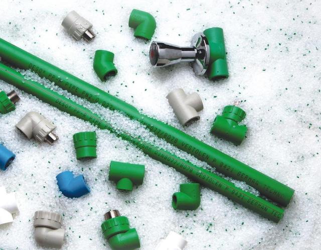 水管该走顶还是走地 差别大了幸亏施工师傅提醒