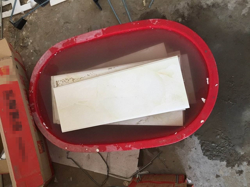 瓷砖为什么要泡水 要泡多长时间的水? 瓷砖为什么要泡水 要泡多长时间的水?