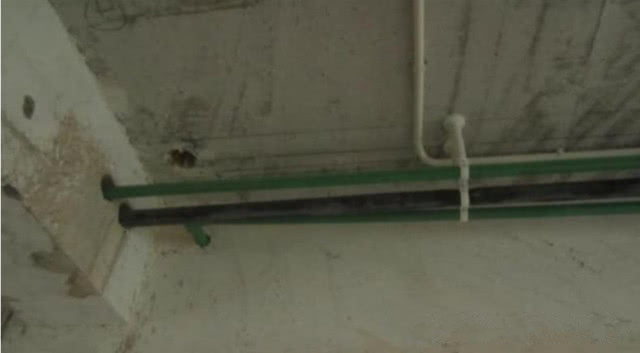 家里装修水管走顶还是走地 有经验的师傅这样做