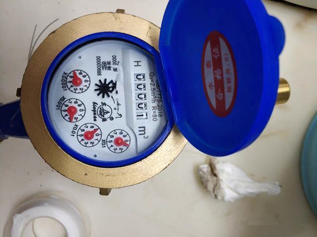 出差一个月家里水费欠100多，师傅好心提醒，别让水表偷走你的钱