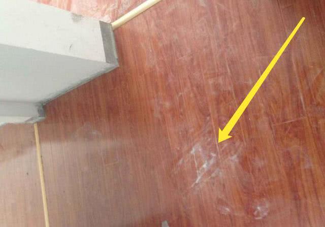 装修中到底是先装门还是先铺地板
