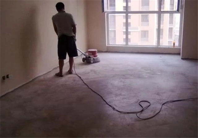 铺设木地板前先倒水泥自流平 没这样做就是偷工减料