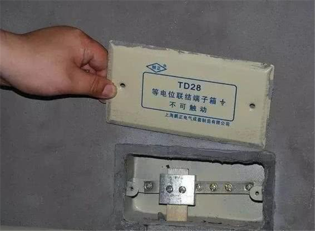 洗澡时热水器漏电怎么办 花洒没接地线导致的