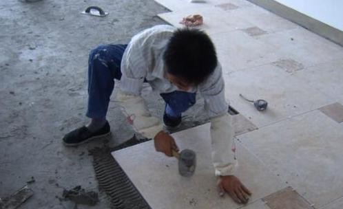 铺瓷砖不用水泥沙子的方法 这两种具体怎么操作呢? 铺瓷砖不用水泥沙子的方法 这两种具体怎么操作呢?