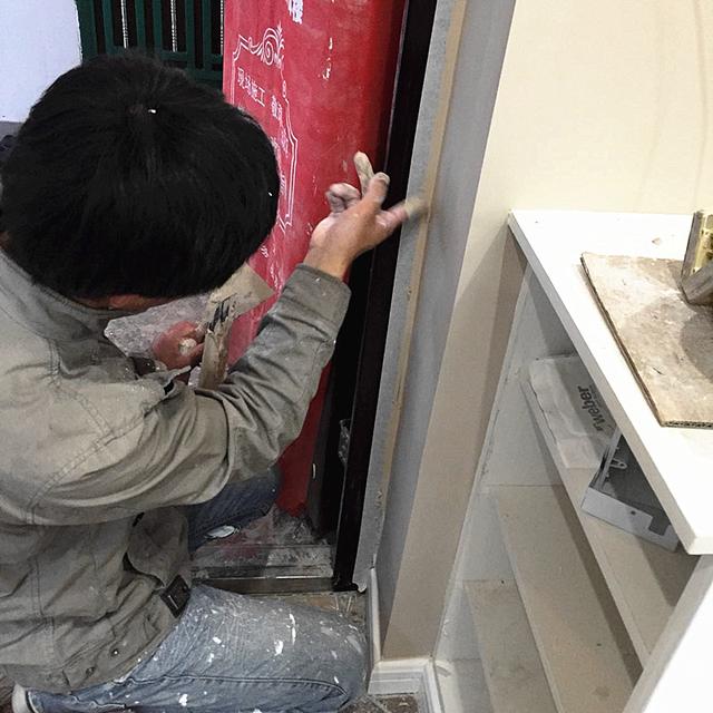 装门套只用发泡胶,连钉子都不钉,要是出问题咋办!太不专业了