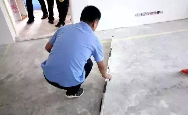 检查地面平整度 检查地面平整度