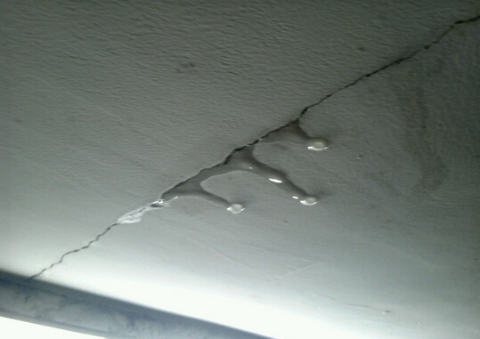 天花板漏水