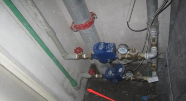家里装修水管走顶还是走地 有经验的师傅这样做