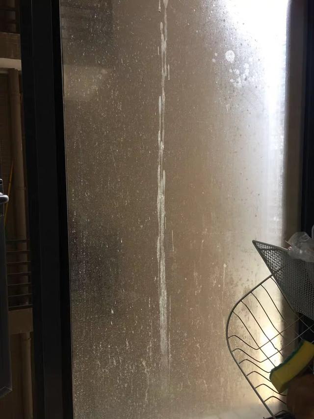 家住高层,窗外玻璃实在难清理!我买个擦窗机器人,邻居抢着借用