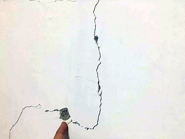 墙皮脱落可以贴墙纸吗