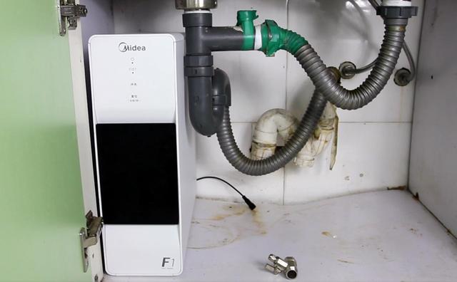 家用净水器的安装不请人 更换4步速成又省一笔装修费 家用净水器的安装不请人 更换4步速成又省一笔装修费