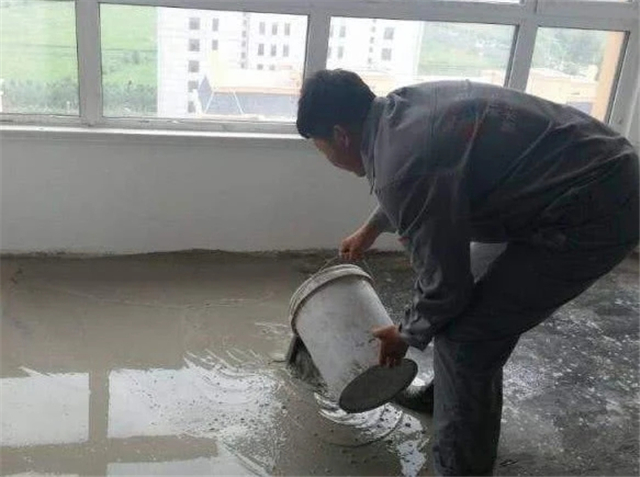 铺设木地板前先倒水泥自流平 没这样做就是偷工减料