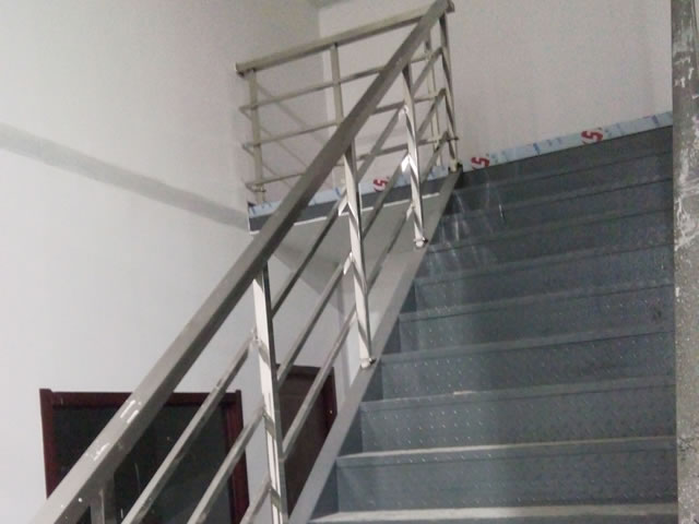 不锈钢楼梯扶手什么样的好
