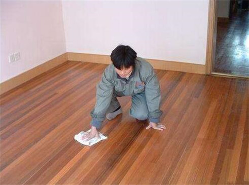 地板湿潮 地板湿潮