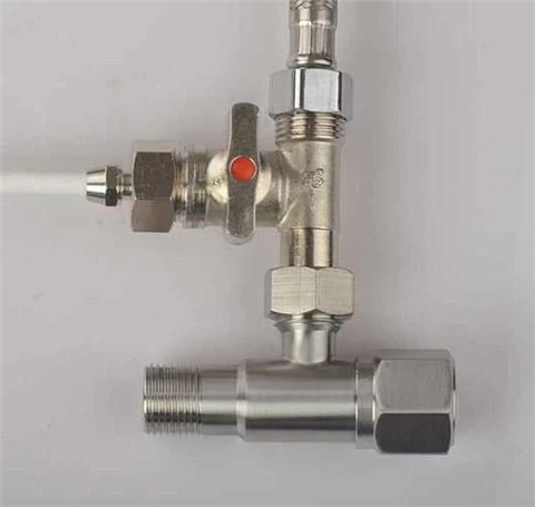 卫生间水管记得装上分水器 给你的生活带来很多便利