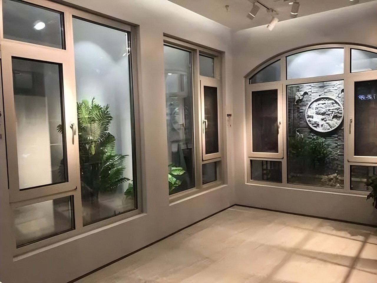 封阳台铝合金和断桥铝哪个好 良心师傅做了对比别选错了 封阳台铝合金和断桥铝哪个好 良心师傅做了对比别选错了