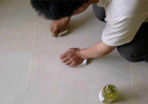 地板砖划痕怎么修复 地板砖划痕怎么修复