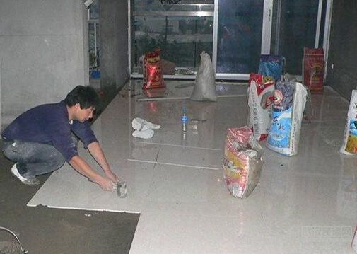 贴地板砖 贴地板砖