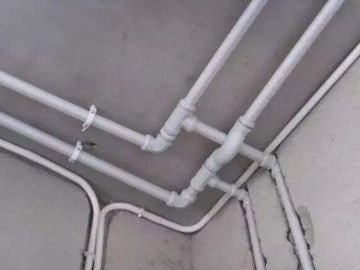 水管走顶好还是走地好 先看再决定