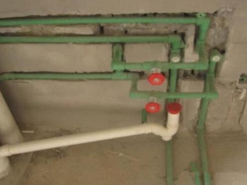 家里装修水管走顶还是走地 有经验的师傅这样做