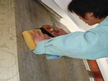 新房装修该铺壁纸还是刷墙漆 哪个墙面更耐用？